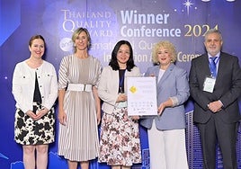 La diputada foral Maite Peña recibe el premio en Bangkok hace unos días.