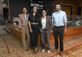 La concejala Oyarbide y el viceconsejero Agirrezabal, con dos jóvenes emprendedoras en la Bretxa.