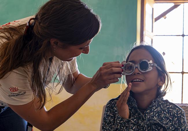 La Fundación Alain Affelou junto con Hyundai España han colaborado un año más realizando cerca de 800 revisiones oculares a los habitantes de las aldeas visitadas que, en poco tiempo, tendrán sus gafas graduadas de forma gratuita.
