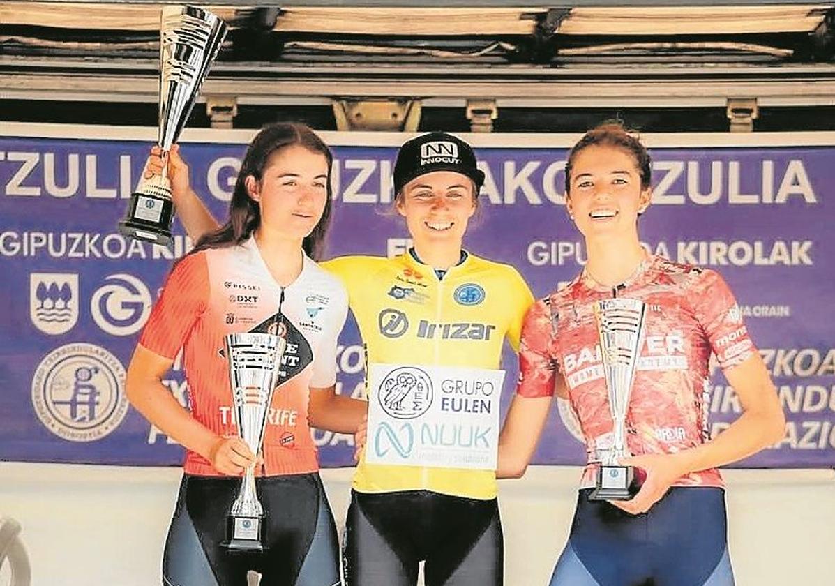 Maite Urtega, erdian, Gipuzkoako Itzuliaren irabazlea.