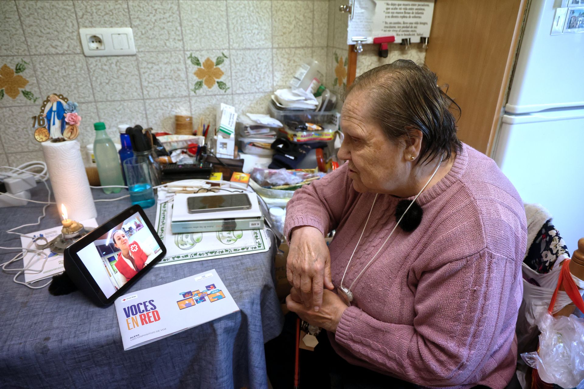 Maite Cascante, de 79 años, habla con el dispositivo del proyecto 'Voces en Red' de Cruz Roja y la Fundación Amancio Ortega.