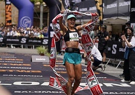 Sara Alonso celebra su victoria en la Zegama-Aizkorri