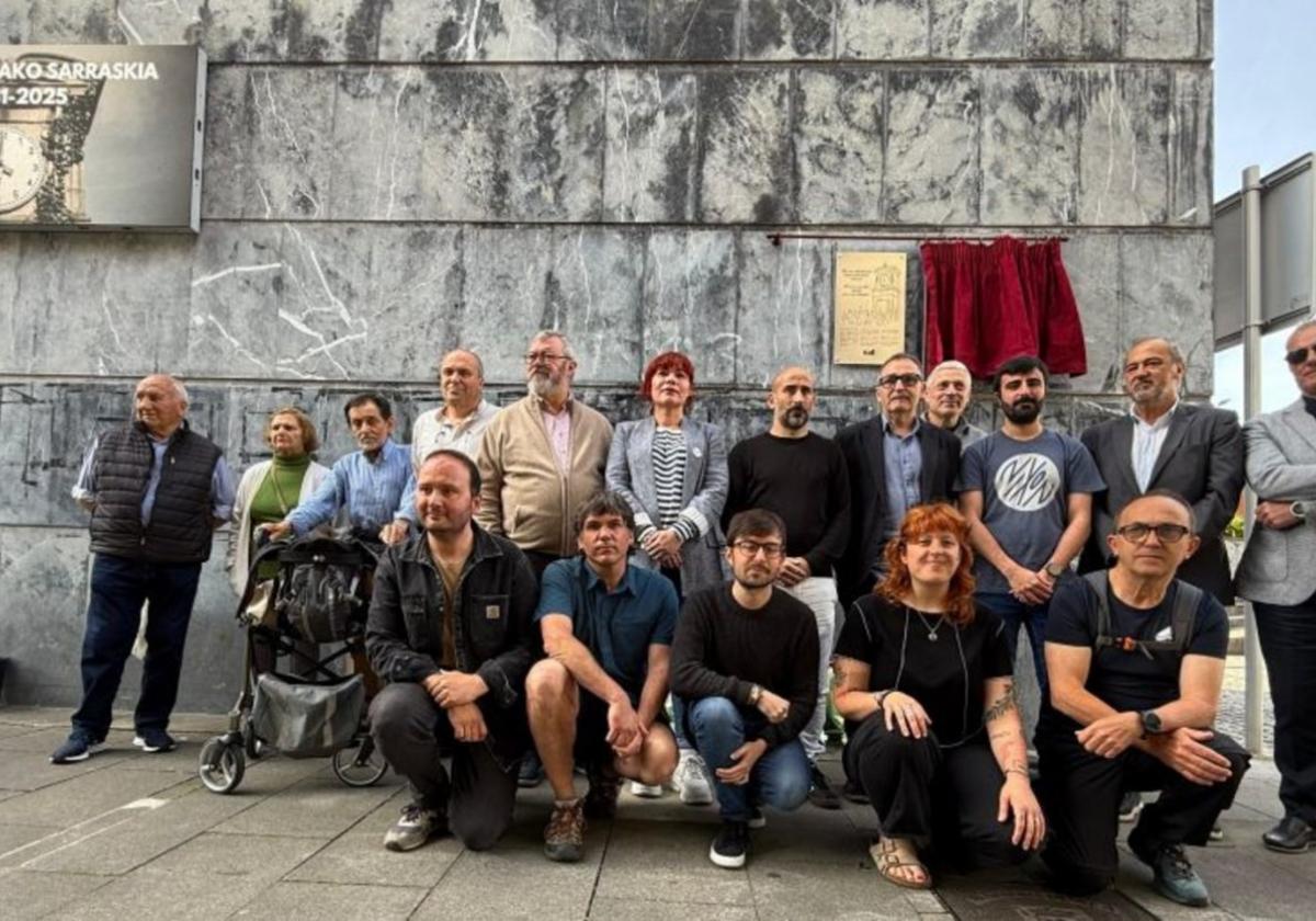 Autoridades, agentes locales y el resto de asistentes al acto celebrado ayer en el exterior de la Tenencia de Alcaldía de Trintxerpe.