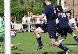 Iñigo Fernández de Casadevante marca un gol al Bergara en Asti. En Argixao terminó lesionado