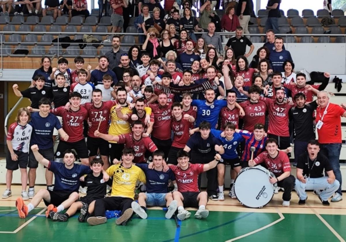 El Sénior B celebra el ascenso a Liga Vasca con la afición.
