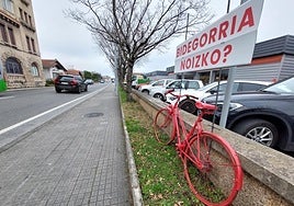 Bici roja en Mendelu reivindicando la construcción del bidegorri entre Hondarribia e Irun.