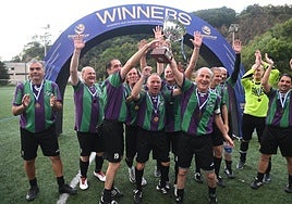 José Antonio Martín 'Petón' alza el trofeo. No faltará este año a su cita.