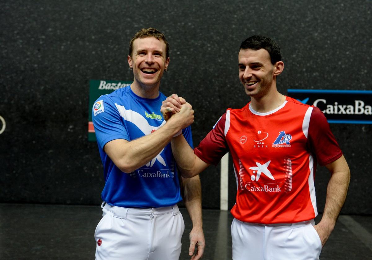 Artola y Altuna III, en la elección de material para la final ayer en el Bizkaia de Bilbao.