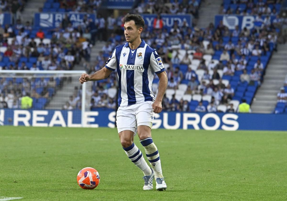 Martin Zubimendi conduce el balón durante el partido ante el Girona en Anoeta
