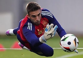 Aitor Fraga realiza una parada durante un entrenamiento de la selección española Sub-21