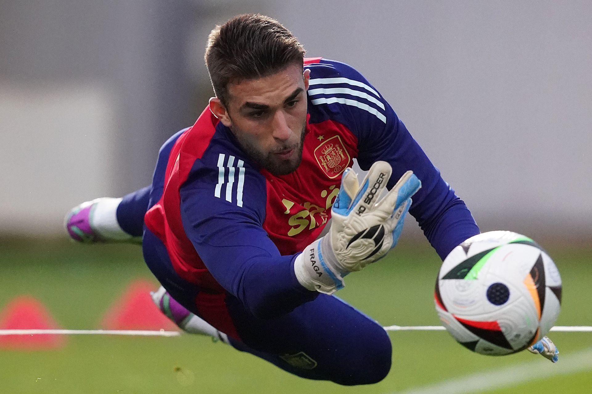 Aitor Fraga realiza una parada durante un entrenamiento de la selección española Sub-21