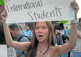 Una joven se manifiesta y reivindica el derecho de Harvard a contar con alumnos extranjeros.