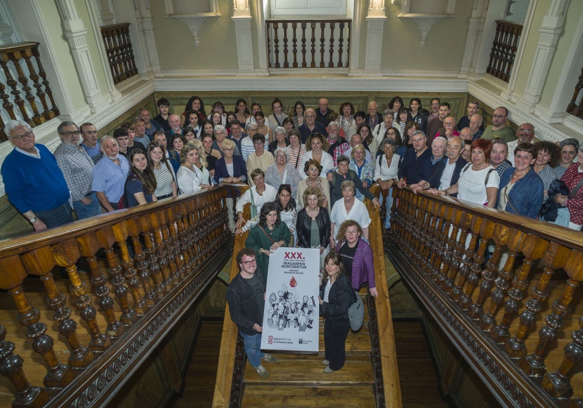 Participantes en la presentación del concierto Preludio de San Juan en el interior del Ayuntamiento.