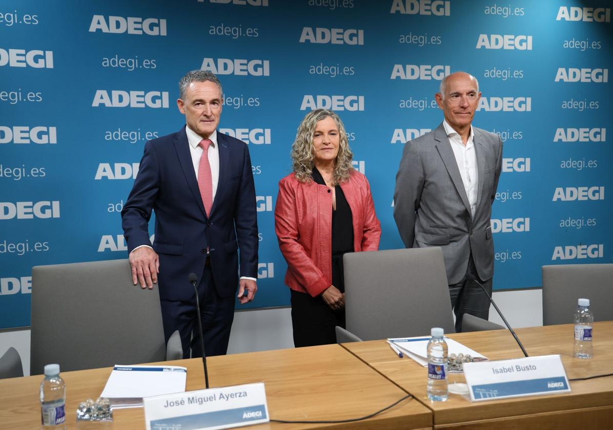 José Miguel Ayerza, director general de Adegi; Isabel Busto, presidenta de la patronal guipuzcoana, y Patxi Sasigain, responsable de competitividad, en la presentación de este miércoles de la encuesta de coyuntura.
