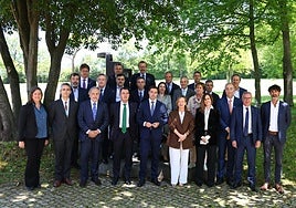 Imanol Pradales e Eider Mendoza junto a representante políticos e institucionales en la celebración de la asamblea de Aefame en Chillida Leku
