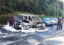 El fuego que ha comenzado en la furgoneta ha afectado también a otro vehículo que estaba estacionado