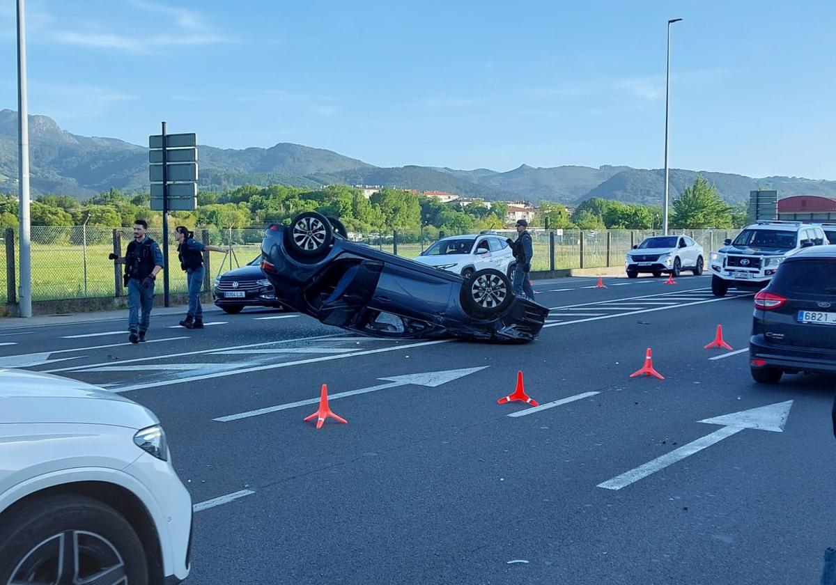 Aparatoso accidente en Hondarribia: un coche vuelca tras colisionar con otro en la N-638