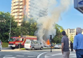 Bomberos tratan de sofocar las llamas de los coches calcinados en Lorea, Donostia.