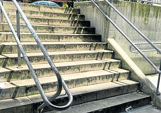 Nos envía la fotografía Gemma Mirón con el siguiente comentario: «Como usuaria habitual de la casa de cultura Ernest Lluch, denuncio el pésimo estado de las escaleras y rampa de acceso tanto a este centro como a la Kirol Etxea, el haurtxoko y el gazteleku. Desde hace tiempo que no se limpian ni las escaleras ni la rampa y está todo lleno de basura».