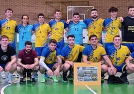 Julen Cabrera jugó el último partido ante su afición en el Ispilla y su equipo quiso tener un detalle con él.