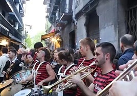Actuación de los componentes de 3indarrok el pasado 10 de mayo en Erdikale.