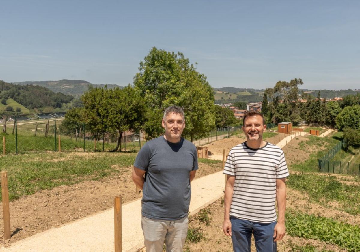 El concejal de Servicios Públicos David Mateos y el alcalde Agustín Valdivia en el parque rural Plazaola en la presentación de ayer.