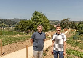 El concejal de Servicios Públicos David Mateos y el alcalde Agustín Valdivia en el parque rural Plazaola en la presentación de ayer.