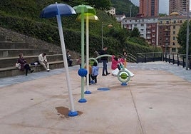 Los populares chorros de agua pretenden ofrecer una alternativa de ocio refrescante y al aire libre para hacer frente al calor del verano.