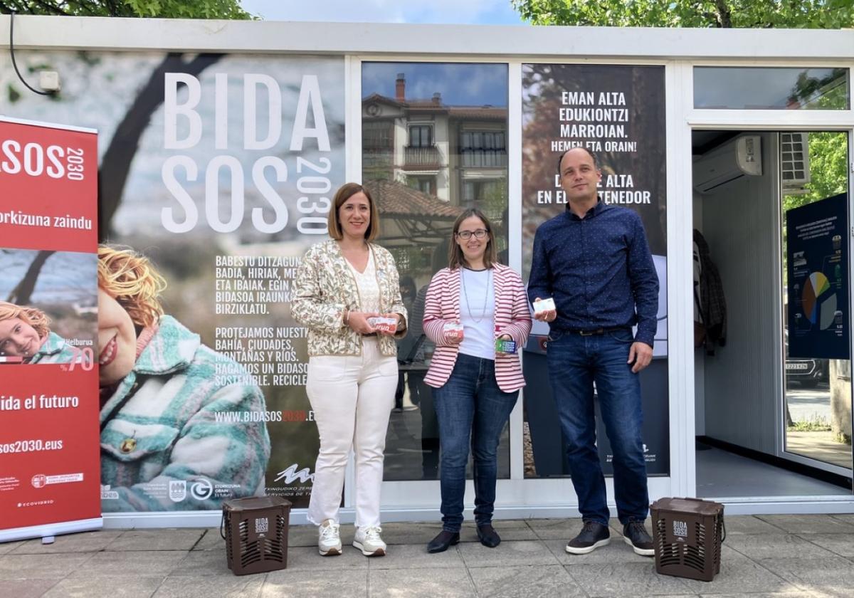 Cristina Laborda, Leire Zubitur e Igor Enparan, junto a la oficina itinerante instalada en Eihera Plaza.