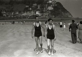 Dos bañistas masculinos muy tapados, en el año 1940.