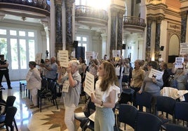 Vecinos de Manteo protestan contra el derribo de la escalera que les conecta con la avenida de Navarra, este jueves en el Pleno.