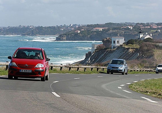 Vehículos circulan por la carretera de La Corniche, entre Ziburu y Hendaia.