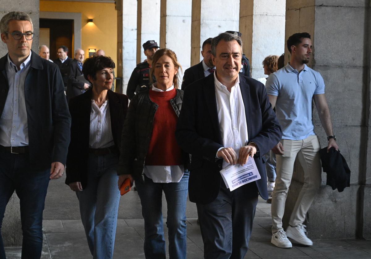 Aitor Esteban, junto a las jeltzales Maribel Vaquero, portavoz en el Congreso, y María Eugenia Arrizabalaga, presidenta del GBB, el pasado 14 de mayo en Tolosa..
