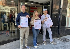 Josu Iguiñiz, Sandra Caballero y Mikel Zabaleta, frente de la oficina del SAC.