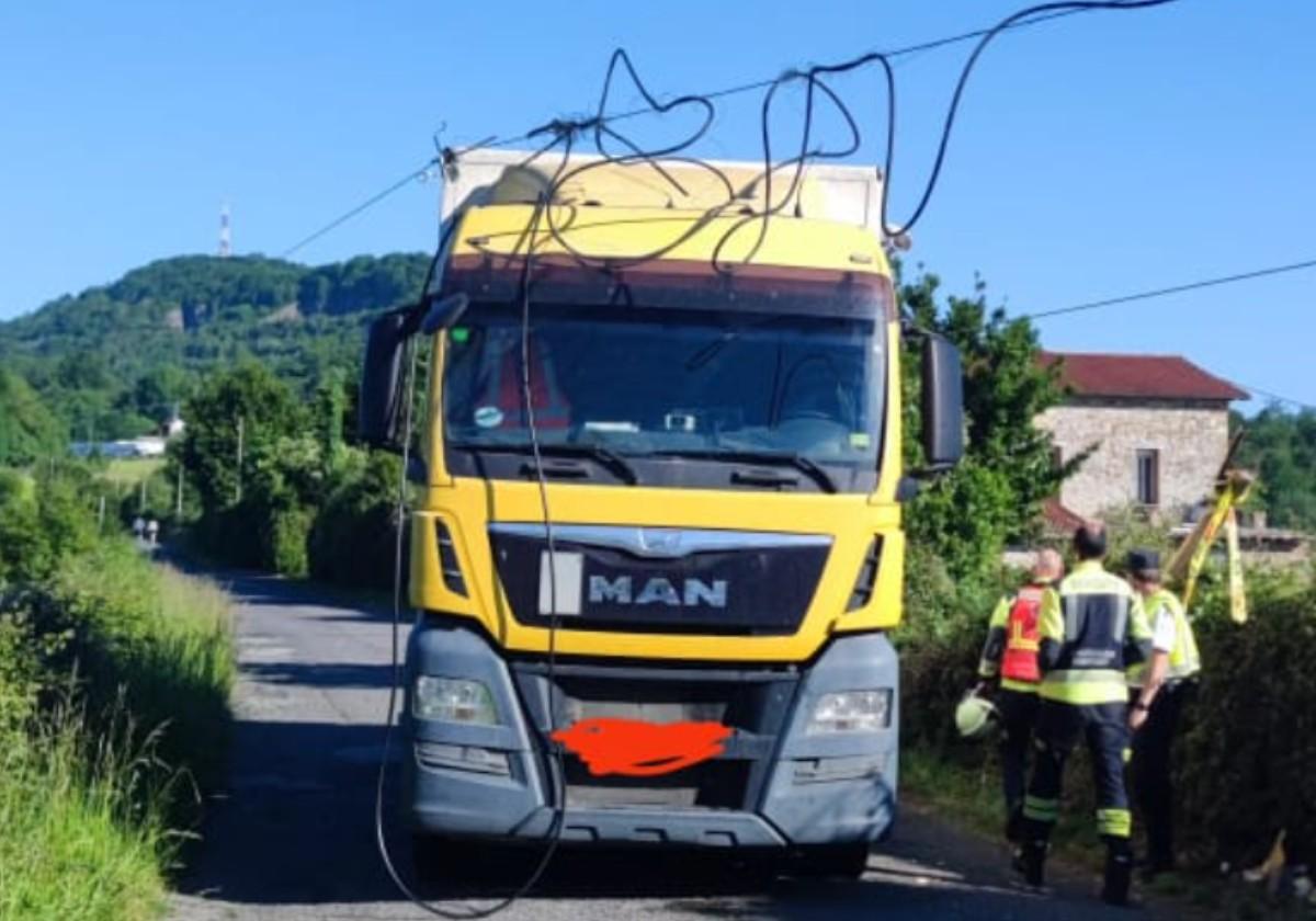Un camión se queda enganchado al tendido eléctrico en San Sebastián