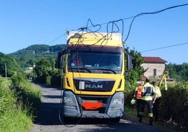 Un camión se queda enganchado al tendido eléctrico en San Sebastián