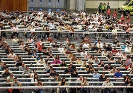 PNV y EH Bildu discrepan en el Parlamento sobre la exigencia del euskera en las OPEs