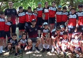 Los componentes del club con las medallas conseguidas.