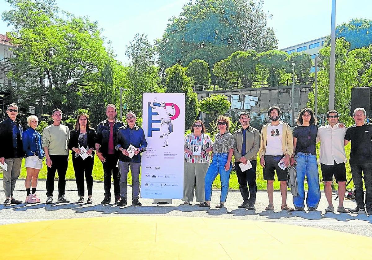 Presentación. Organizadores, autoridades y participantes en la nueva edición del Festival de Danza de Pasaia.