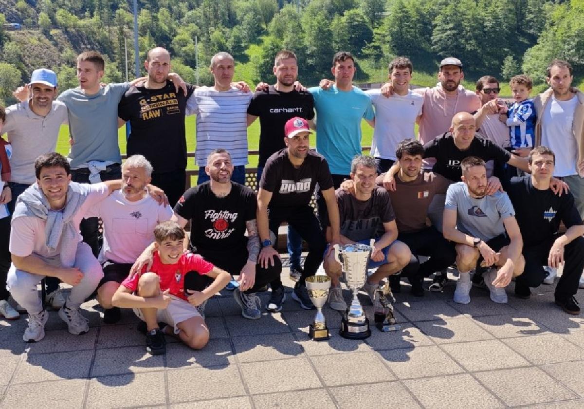 La plantilla del Garajes García posa con el trofeo de la Copa del XLIII del Torneo de Fútbol Aficionado de Eibar.