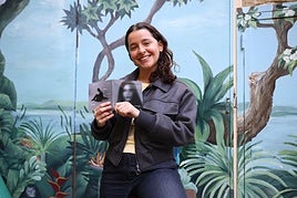 Sara Azurza abeslari donostiarra, bere bigarren diskoa, 'Hiri Ilunen Umeak', eskuetan duela.