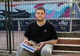 Mikel Zorzano, con los apuntes de la Selectividad.