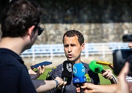 Iosu Rivas se dirige a los medios de comunicación