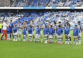 Los jugadores de la Real, antes del último partido del curso en Anoeta, ante el Girona
