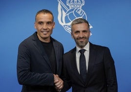 Sergio y Bretos se estrechan la mano durante la presentación de ambos en Anoeta
