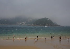 La bruma ha entrado al mediodía en la bahía de La Concha.