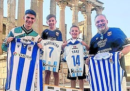 Miguel Ángel, con sus hijos y sobrino en el Templo de Diana de Mérida.