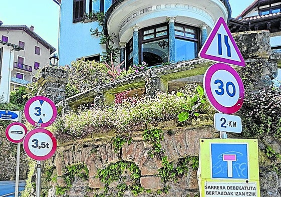 Escribe Alberto: «Hace demasiados años se hundió la carretera paseo del Faro, en Igeldo, y seguimos igual, sin reparar y con señales obsoletas y una provisional para siempre de madera. La misma situación, sin señalizar también, en el acceso de peatones. Conductores y viandantes empiezan a subir y retroceden después de andar un kilómetro. ¡Qué imagen!»