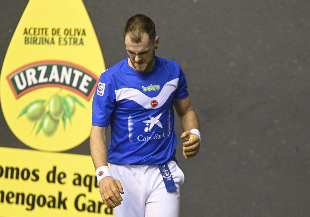 Unai Laso durante la disputa de su último partido del Manomanista en el Atano III ante Altuna III.
