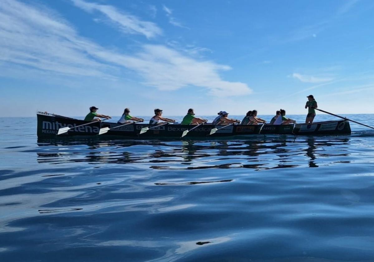 Las remeras de Maialen se encuentran ya preparadas para comenzar la competición de traineras que se alarga durante todo el verano.